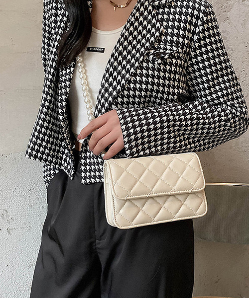 c.u.l（シーユーエル）の「【c.u.l】パールチェーンキルティングミニバッグ cula319（ショルダーバッグ・レディース・ブラック/ピンク/アイボリー/ブルー・FREE）」の6枚目の写真