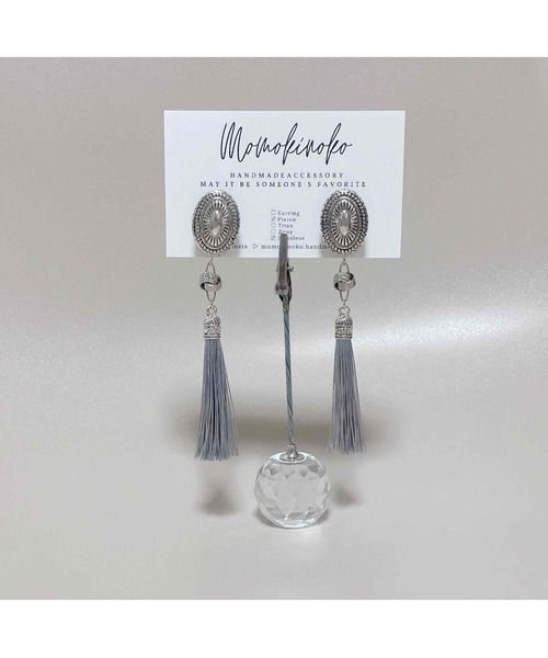 tone(トーン)の「【MOMOKINOKO】コンチョロングタッセル(pierce)(MA)(ピアス(両耳用)・レディース・ブラック/グレー/アイボリー/グリーン/ネイビー/ホワイト・FREE)」の4枚目の写真