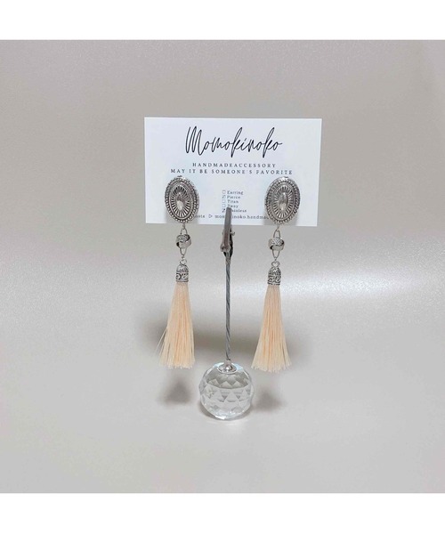 tone(トーン)の「【MOMOKINOKO】コンチョロングタッセル(pierce)(MA)(ピアス(両耳用)・レディース・ブラック/グレー/アイボリー/グリーン/ネイビー/ホワイト・FREE)」の3枚目の写真