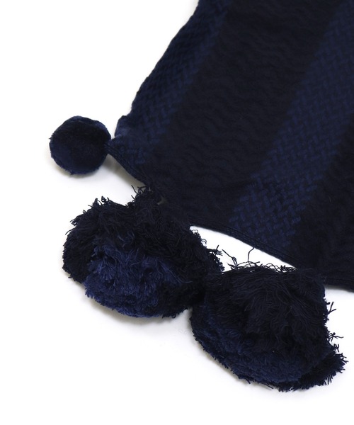 DRESSLAVE（ドレスレイブ）の「JANE CARR / the pom-pom scarf(ポンポン付きロングマフラー)（マフラー・レディース・ネイビー・FREE）」の4枚目の写真