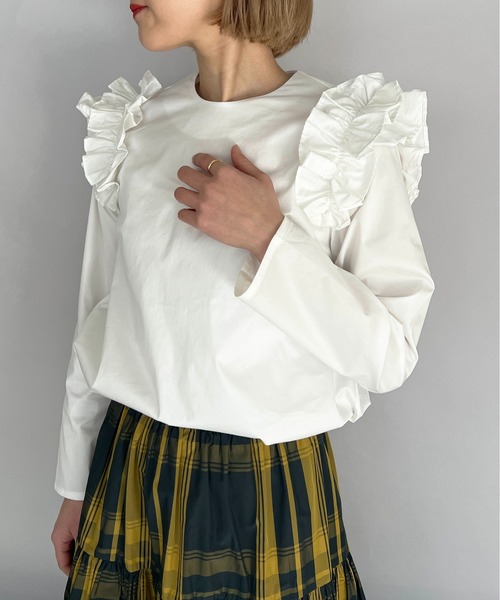 PICCIN（ピッチン）の「肩フリル後パールボタンブラウス（シャツ/ブラウス・レディース・ブラック/オフホワイト・M）」の2枚目の写真