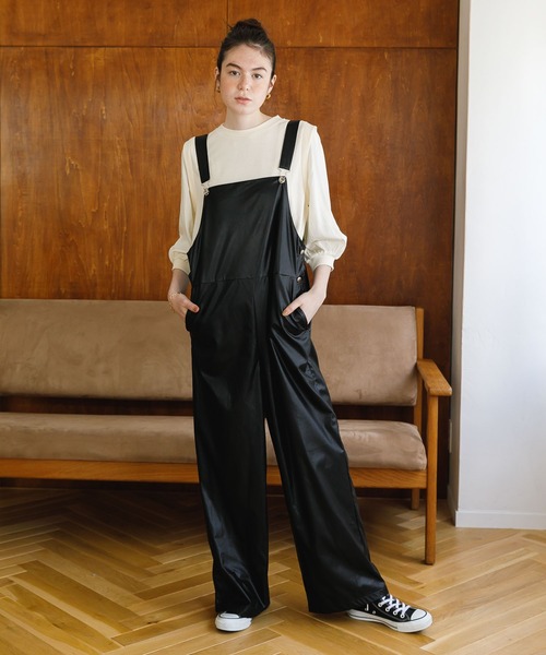 koe（コエ）の「フェイクレザーオーバーオール（つなぎ/オールインワン・レディース・ブラック/ライトグレー・FREE）」の2枚目の写真