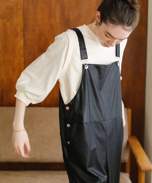 koe（コエ）の「フェイクレザーオーバーオール（つなぎ/オールインワン・レディース・ブラック/ライトグレー・FREE）」の3枚目の写真