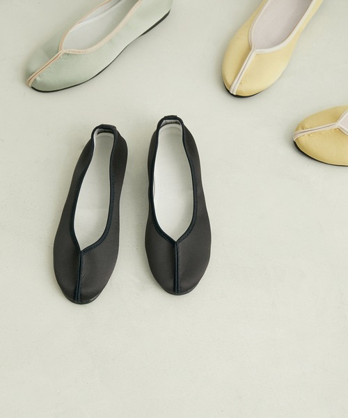 SALON adam et rope'（サロン アダム エ ロペ）の「フラットチャイナシューズ（パンプス・レディース・ブラック/イエロー/ライトグリーン・38/39/37）」の2枚目の写真