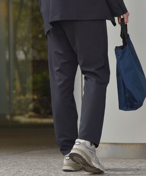 SHIPS(シップス)の「SHIPS:〈遮熱/UVカット/吸水速乾/接触冷感〉SHELTECH(R) イージー テーパードパンツ(スラックス・メンズ・ブラック/オリーブ・SMALL/MEDIUM/LARGE/X-LARGE)」の7枚目の写真