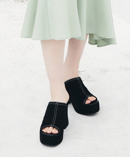 REDYAZEL（レディアゼル）の「配色ステッチスエードミュールサンダル（サンダル・レディース・ベージュ/グリーン/ブラック・SMALL/MEDIUM/LARGE）」の2枚目の写真