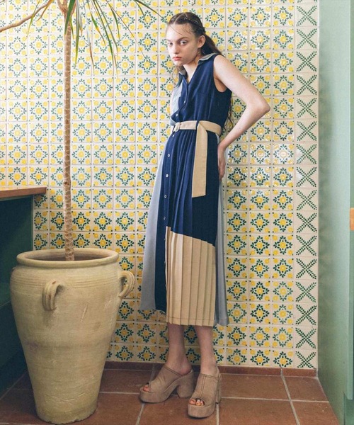 REDYAZEL（レディアゼル）の「配色ステッチスエードミュールサンダル（サンダル・レディース・ベージュ/グリーン/ブラック・SMALL/MEDIUM/LARGE）」の10枚目の写真