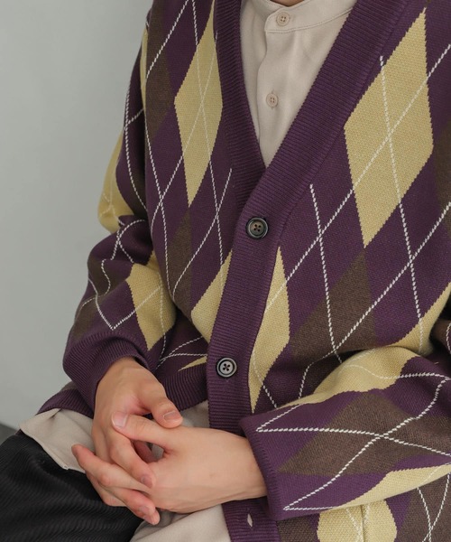 SENSE OF PLACE by URBAN RESEARCH（センスオブプレイスバイアーバンリサーチ）の「『ユニセックス』アーガイルVネックカーディガン（カーディガン/ボレロ・メンズ・ブラック/グリーン/パープル・MEDIUM/LARGE）」の6枚目の写真