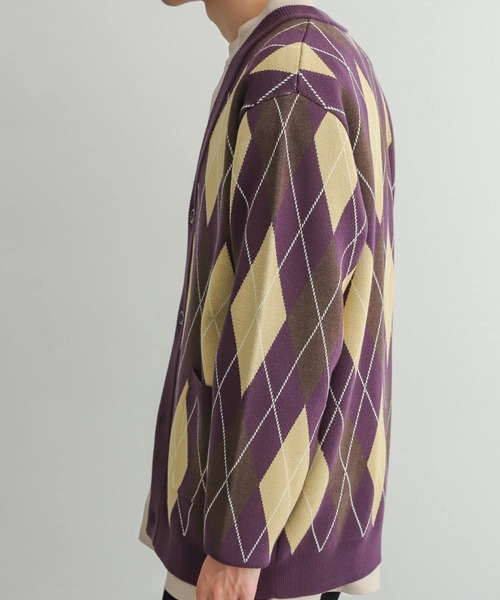 SENSE OF PLACE by URBAN RESEARCH（センスオブプレイスバイアーバンリサーチ）の「『ユニセックス』アーガイルVネックカーディガン（カーディガン/ボレロ・メンズ・ブラック/グリーン/パープル・MEDIUM/LARGE）」の5枚目の写真