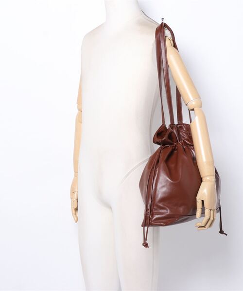 styiro（スタイロ）の「ドロスト エコレザー 巾着 トートバッグ（トートバッグ・レディース・ブラウン/ブラック/アイボリー・FREE）」の14枚目の写真