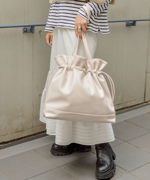 styiro（スタイロ）の「ドロスト エコレザー 巾着 トートバッグ（トートバッグ・レディース・ブラウン/ブラック/アイボリー・FREE）」の2枚目の写真