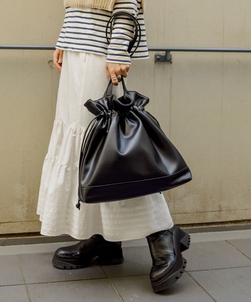 styiro（スタイロ）の「ドロスト エコレザー 巾着 トートバッグ（トートバッグ・レディース・ブラウン/ブラック/アイボリー・FREE）」の3枚目の写真