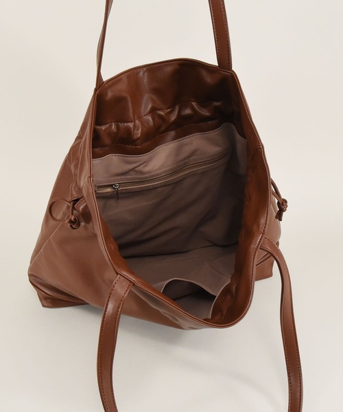 styiro（スタイロ）の「ドロスト エコレザー 巾着 トートバッグ（トートバッグ・レディース・ブラウン/ブラック/アイボリー・FREE）」の6枚目の写真