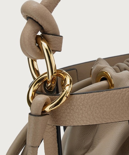 【Ferragamo】ケージ スモール ショルダーバッグ FERRAGAMO（フェラガモ）の「FERRAGAMO CAGE BAG（スモール