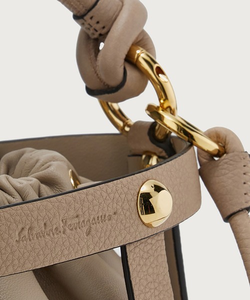 【Ferragamo】ケージバッグ ショルダーバッグ スモールサイズ FERRAGAMO CAGE(フェラガモ) バッグ・カバン(レディース) - 海外