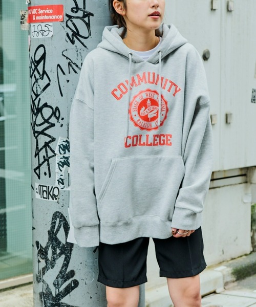 Auntie Rosa Holiday（アンティローザホリデー）の「裏毛カレッジロゴフーディー（パーカー・レディース・アイボリー/グリーン/グレー・FREE）」の3枚目の写真