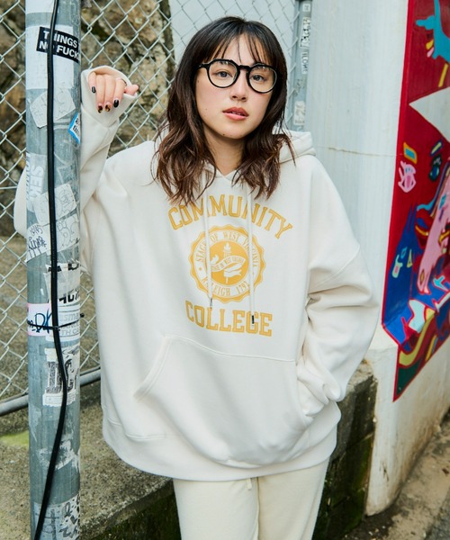 Auntie Rosa Holiday（アンティローザホリデー）の「裏毛カレッジロゴフーディー（パーカー・レディース・アイボリー/グリーン/グレー・FREE）」の2枚目の写真