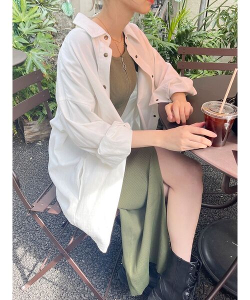 EVRIS（エヴリス）の「カラーオーバーサイズシャツ（シャツ/ブラウス・レディース・ホワイト/イエロー/カーキ/ピンク・FREE）」の6枚目の写真