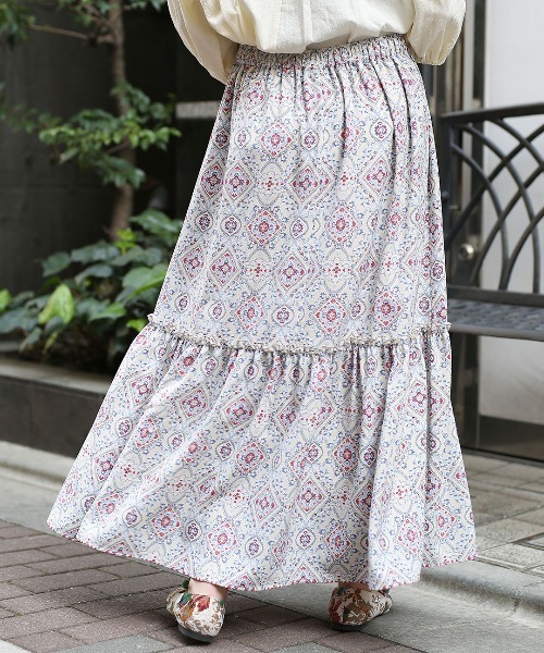チチカカ(チチカカ)の「タイルプリントティアードスカート 【大きいサイズ】(スカート・レディース・アイボリー/ネイビー・3L)」の4枚目の写真
