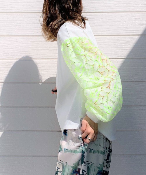 Q（キュー）の「フラワーレーススリーブトップス（Tシャツ/カットソー・レディース・ライトグレー/アイボリー・MEDIUM）」の6枚目の写真