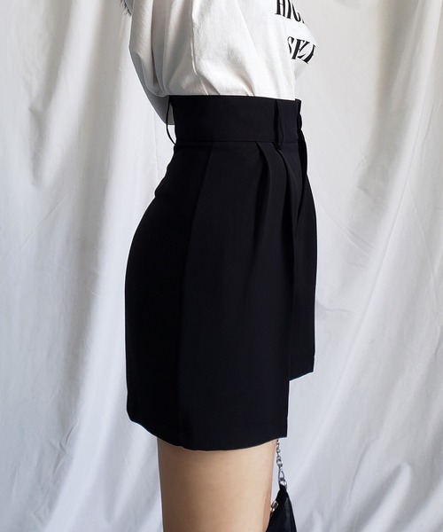 me+em select(ミームセレクト)の「【 選べる4サイズ/8色展開 】太ベルトハイウエストカラータックスラックスショートパンツ(スラックス・レディース・ダークベージュ/ブラック/アイボリー/グレー/ブラウン/ロイヤルブルー/レモンイエロー/ブルーグレー・X-SMALL/LARGE/SMALL/MEDIUM/X-LARGE)」の16枚目の写真