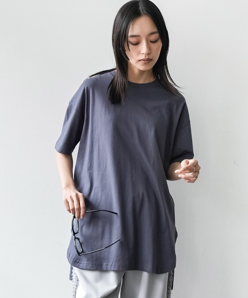 mili an deni(ミリアンデニ)の「サイドスリット裾ラウンドTシャツ(Tシャツ/カットソー・レディース・ライトグレー/アッシュグレー/ブラック/サックスブルー/オフホワイト/ベージュ/ネイビー/キャメル/サーモンピンク・L/M)」の6枚目の写真