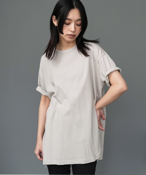 mili an deni(ミリアンデニ)の「サイドスリット裾ラウンドTシャツ(Tシャツ/カットソー・レディース・ライトグレー/アッシュグレー/ブラック/サックスブルー/オフホワイト/ベージュ/ネイビー/キャメル/サーモンピンク・L/M)」の4枚目の写真