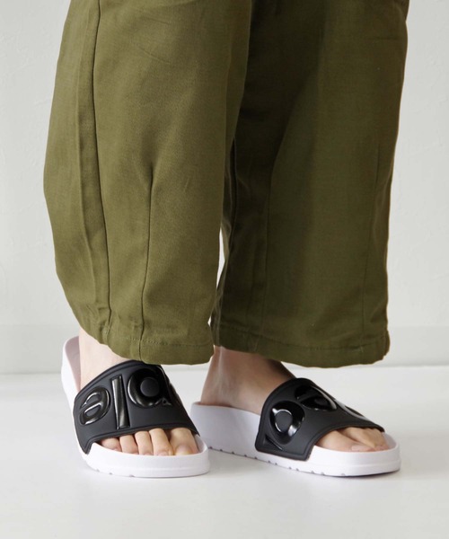 People Footwear（ピープルフットウェア）の「People Footwear （ピープルフットウェア）/スライドサンダル【LENNON SLIDE】（サンダル・メンズ・ブラック/ピンク/ブラック系その他/ゴールド/ネイビー×ホワイト/ライトグリーン/ホワイト/パープル・11/8/10/4/6/12/5/9/7/3）」の2枚目の写真