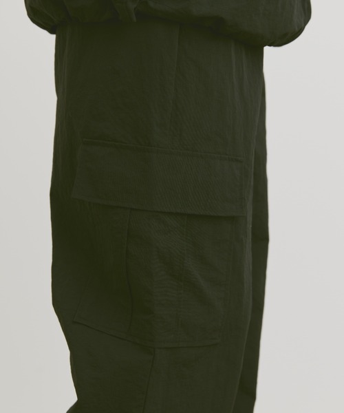 flaner（フラネ）の「Loose military nylon cargo pants / ルーズミリタリーナイロンカーゴパンツ（カーゴパンツ・レディース・チャコールグレー/ベージュ/ブラック・MEDIUM/LARGE/SMALL）」の12枚目の写真