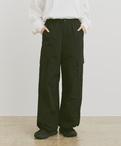 flaner（フラネ）の「Loose military nylon cargo pants / ルーズミリタリーナイロンカーゴパンツ（カーゴパンツ・レディース・チャコールグレー/ベージュ/ブラック・MEDIUM/LARGE/SMALL）」の7枚目の写真