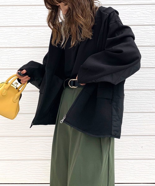 Q（キュー）の「キルトコンビパーカー（パーカー・レディース・ブラック/グレイッシュベージュ・MEDIUM）」の2枚目の写真