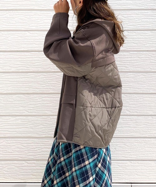 Q（キュー）の「キルトコンビパーカー（パーカー・レディース・ブラック/グレイッシュベージュ・MEDIUM）」の3枚目の写真