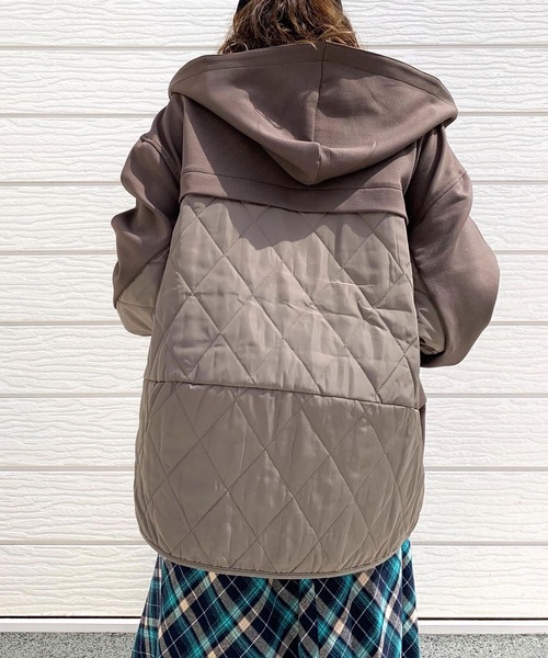 Q（キュー）の「キルトコンビパーカー（パーカー・レディース・ブラック/グレイッシュベージュ・MEDIUM）」の4枚目の写真