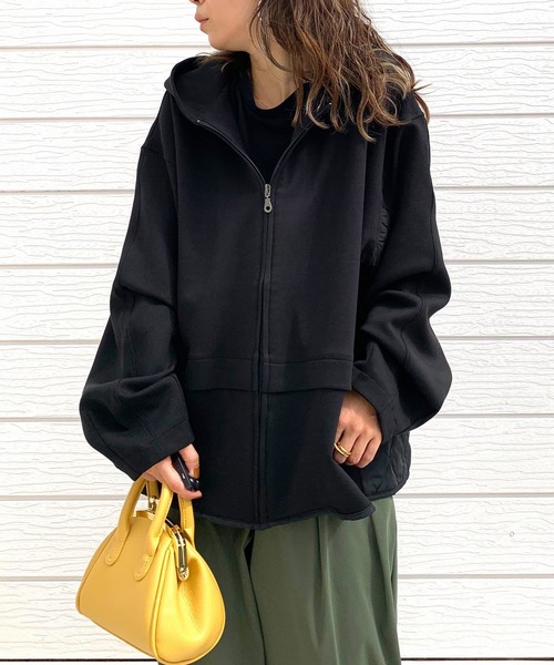 Q（キュー）の「キルトコンビパーカー（パーカー・レディース・ブラック/グレイッシュベージュ・MEDIUM）」の5枚目の写真