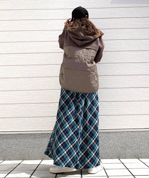 Q（キュー）の「キルトコンビパーカー（パーカー・レディース・ブラック/グレイッシュベージュ・MEDIUM）」の10枚目の写真