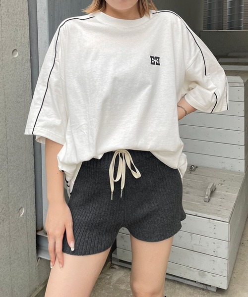 ENVYM(アンビー)の「BIG EロゴTee(Tシャツ/カットソー・レディース・ブラック/ブルー/ホワイト/グリーン・FREE)」の1枚目の写真