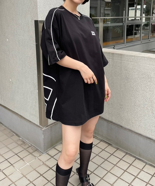 ENVYM(アンビー)の「BIG EロゴTee(Tシャツ/カットソー・レディース・ブラック/ブルー/ホワイト/グリーン・FREE)」の2枚目の写真