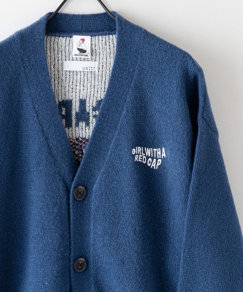 Red Cap Girl(レッドキャプガール)の「【UNIIT/ユニット】【RED CAP GIRL/レッドキャップガール】UNIIT × RED CAP GIRL バックイラスト ジャガードニット Vネック カーディガン ビッグシルエット(カーディガン/ボレロ・メンズ・ブルー/ブラック/アイボリー・MEDIUM/LARGE)」の3枚目の写真