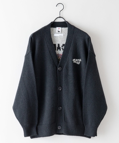 Red Cap Girl(レッドキャプガール)の「【UNIIT/ユニット】【RED CAP GIRL/レッドキャップガール】UNIIT × RED CAP GIRL バックイラスト ジャガードニット Vネック カーディガン ビッグシルエット(カーディガン/ボレロ・メンズ・ブルー/ブラック/アイボリー・MEDIUM/LARGE)」の4枚目の写真