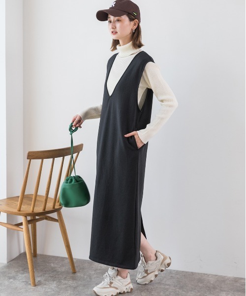 ad thie(アドティエ)の「裏起毛 バックスリット Vネックジャンバースカート(ワンピース・レディース・グリーン/ブルー/ブラック/オートミール/チャコール・FREE)」の6枚目の写真
