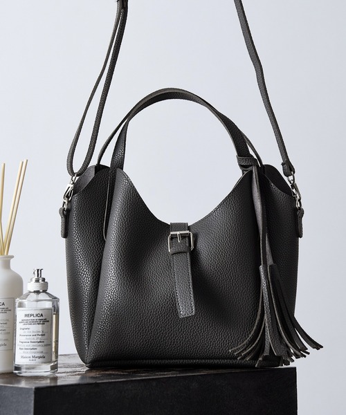 folka（フォルカ）の「3-11E39 PUレザー ショルダー付 2WAYタッセル