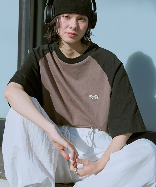 PENNEYS（ぺニーズ）の「PENNEYS/ペニーズ 別注 THE FOX ロゴ ワッペン刺繍ワンポイント ラグラン半袖Tシャツ（Tシャツ/カットソー・レディース・ブラック/ブラック系/ネイビー/チャコール/ワイン/グリーン/ダークブラウン/グリーン系/モカ/アイボリー/ブラック系2/ライトベージュ・L/M）」の5枚目の写真
