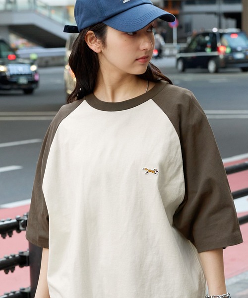 PENNEYS（ぺニーズ）の「PENNEYS/ペニーズ 別注 THE FOX ロゴ ワッペン刺繍ワンポイント ラグラン半袖Tシャツ（Tシャツ/カットソー・レディース・ブラック/ブラック系/ネイビー/チャコール/ワイン/グリーン/ダークブラウン/グリーン系/モカ/アイボリー/ブラック系2/ライトベージュ・L/M）」の22枚目の写真