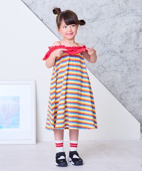 CALMIA(カルミア)の「梨地オフショルダーワンピース(90~150cm)(ワンピース・キッズ・グリーン/レッド・150/140/130/120/110/100/90)」の3枚目の写真