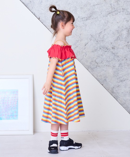 CALMIA(カルミア)の「梨地オフショルダーワンピース(90~150cm)(ワンピース・キッズ・グリーン/レッド・150/140/130/120/110/100/90)」の4枚目の写真
