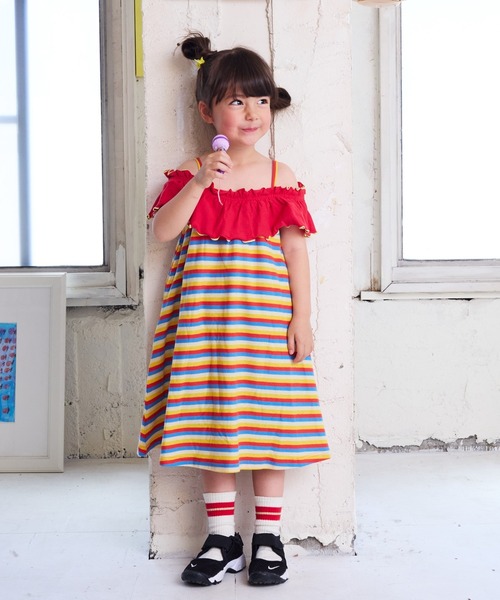 CALMIA(カルミア)の「梨地オフショルダーワンピース(90~150cm)(ワンピース・キッズ・グリーン/レッド・150/140/130/120/110/100/90)」の6枚目の写真