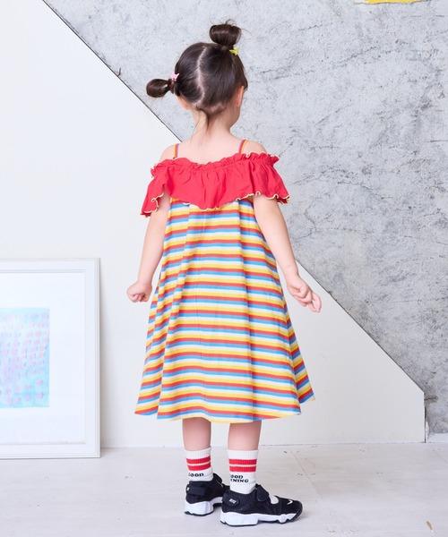 CALMIA(カルミア)の「梨地オフショルダーワンピース(90~150cm)(ワンピース・キッズ・グリーン/レッド・150/140/130/120/110/100/90)」の5枚目の写真