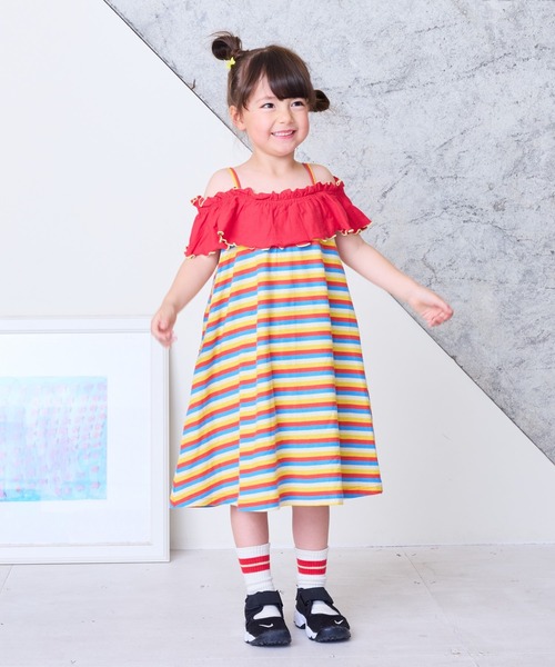 CALMIA(カルミア)の「梨地オフショルダーワンピース(90~150cm)(ワンピース・キッズ・グリーン/レッド・150/140/130/120/110/100/90)」の11枚目の写真
