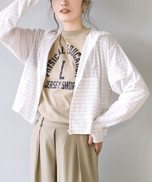 zootie（ズーティー）の「【クロップド丈でトレンドライクに！】 さらっと薄手で快適 UVカットクロップドパーカー（パーカー・レディース・ホワイト系その他2/オフホワイト/杢グレー/ライトイエロー/ライトブルー/ピンク系その他/ブラック/ライトカーキ/ホワイト系その他/ネイビー/ミント/ベージュ/チャコール/ラベンダー・LL/L/M/S）」の4枚目の写真
