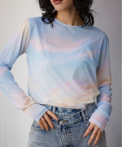 AZUL by moussy(アズールバイマウジー)の「ニュアンスパターンシアートップス(Tシャツ/カットソー・レディース・パープル系その他/ブルー系その他・FREE)」の2枚目の写真